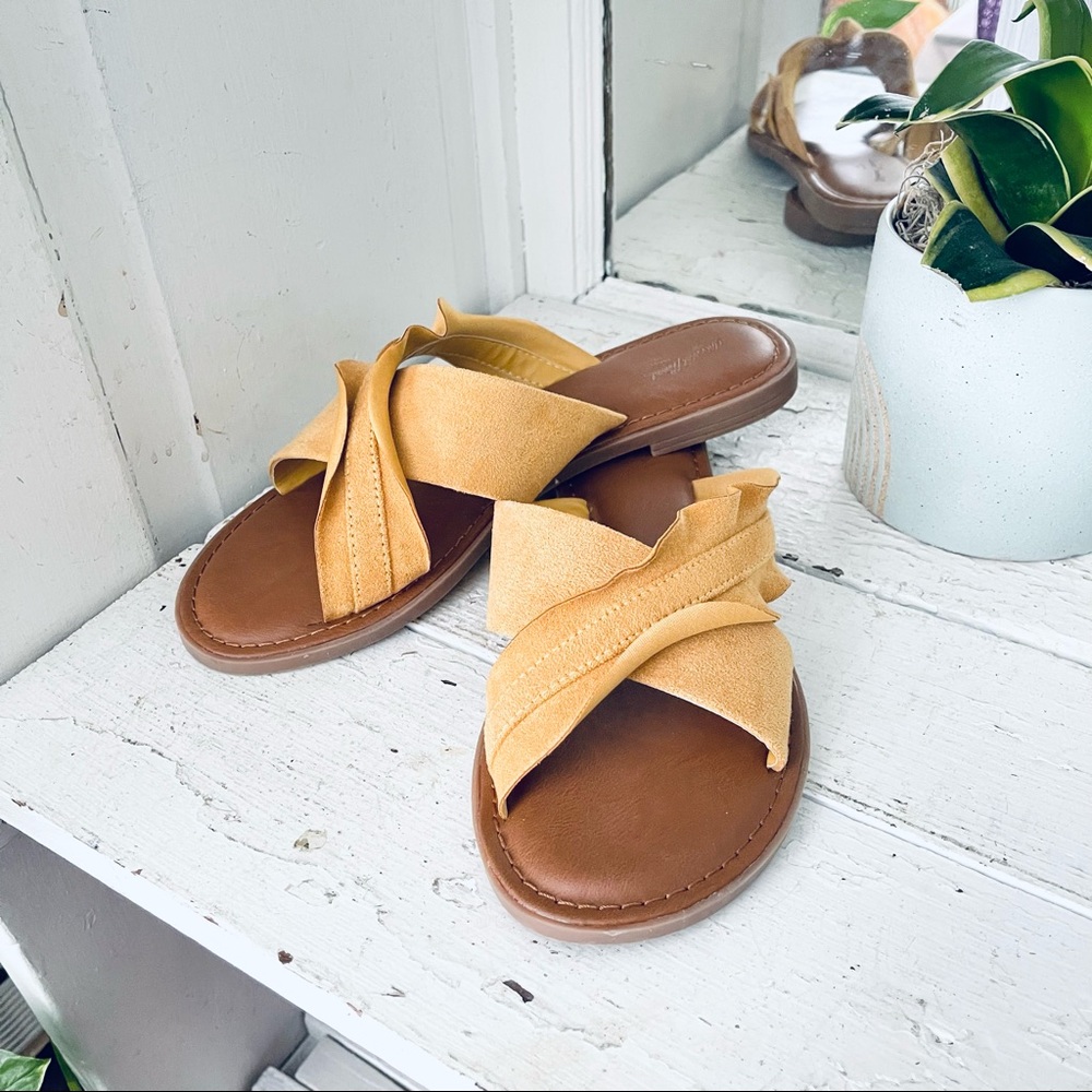 Universal Thread Mustard Yellow Ruffle Slides Sandals Flats Womens Size 9